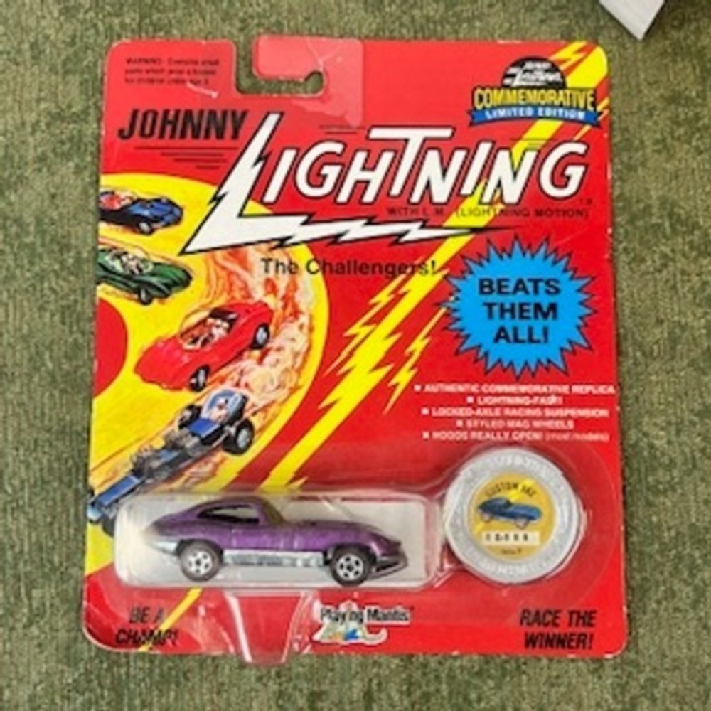 Johnny Lightning The Challengers Commemorative Limited Edition Purple Car‎